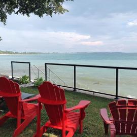 Sakura Cottage - Serenity on PEC Waterfront
