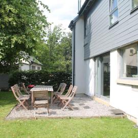 Bright, contemporary house & large private garden