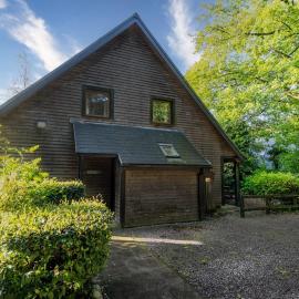 Weaver, woodland lodge with hot tub for 12