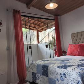 Suíte independente próxima ao centro histórico de Petrópolis, hotel in Petrópolis