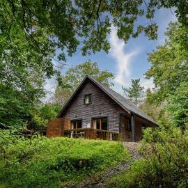 Ellastone, woodland lodge with hot tub for 8, hotel a Oakamoor