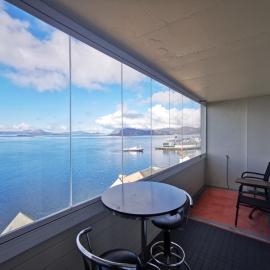 Private room in central homestay apartment with sea view, hotelli kohteessa Ålesund