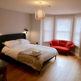 Stylish Studio Apartment, ensuite, kitchenette, hotel i Twickenham