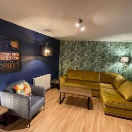 Central 2 Bed Flat Main door On street parking, hotel en Angus