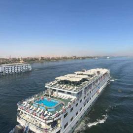 Royal Cruise Aswan to Luxor 3 Night And visit the Nubian village, hotell sihtkohas Luxor