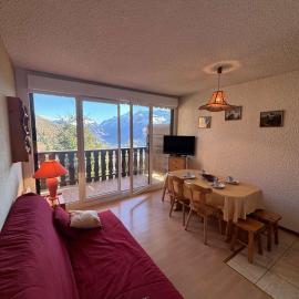 Studio cabine au pied des pistes avec balcon et parking gratuit - FR-1-297-348, hotell i Auris