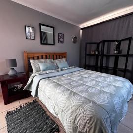 ChezBelle, self-catering 2 sleeper in Constantia with self check-in