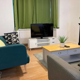 Lovely Spacious House Family & Contractor Friendly 3 Bedroom Near Leeds Centre Sleeps 8, hotel di Beeston