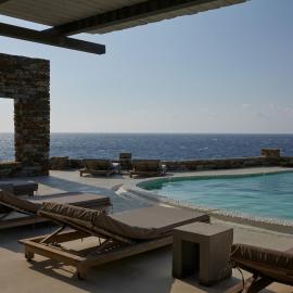 5 bedroom villa with pool, sunset views, direct access to the sea, Hotel in Melissaki
