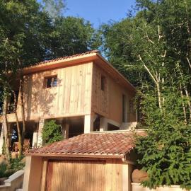 chalet sur pilotis en perigord، فندق في Carsac-Aillac