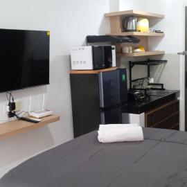 FREE WIFI, NETFLIX, SMART TV, MINERAL WATER, AMENITIES - Studio with Foldable Wall Bed at Serpong Garden Apt، فندق في Cisauk 1
