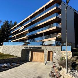 Renovated Mountain View Apartment - Les Eperviers, hotel u gradu Kran-Montana