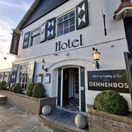 Strandhotel Dennenbos, hotel di Oostkapelle