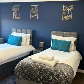 4 Beds 2 Bath Lift Refurbished MONTHLY DISCOUNTS