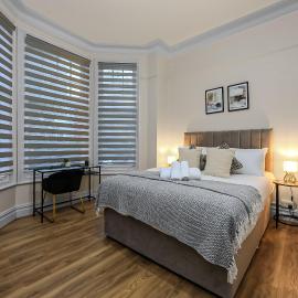 Cozy Sunlit Studio with Kitchenette