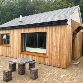 Cosy Studio Cabin set in nature with stove, hotell i Killybegs