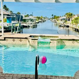 Waterfront Bliss Retreat Sailboat Access and Heated Pool, Hotel in Cape Coral