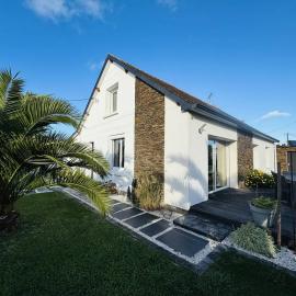 Confortable maison rénovée, jardin clos, 1km plage