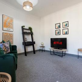 Unique 2BR Church Apartment - Sleeps 4 with Parking, hotell i Pontypool