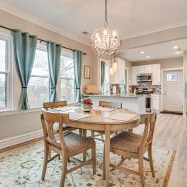 Family Apartment w/ Deck + Yard Near Northwestern, hotel in Evanston
