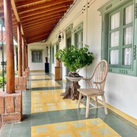 Hotel Nuss, готель у місті San Roque
