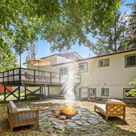 Hot Tub and Spacious Backyard Close to Lake!, hotel u gradu Ker d'Alen