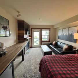 Slope-side Snowshoe Village Condo, hotel di Snowshoe
