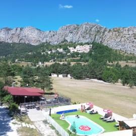 Camping La Pinatelle, hotell sihtkohas Saint-Auban