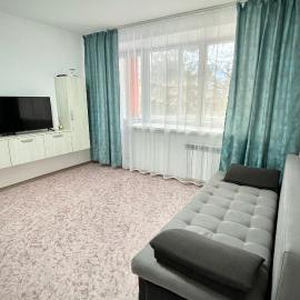 Уютная однокомнатная квартира в посёлке Щучинский, hotel in Uchitelʼ
