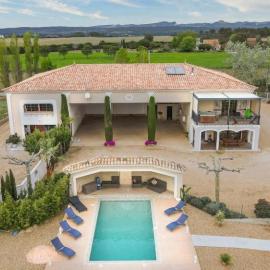 Viesnīca Vacation rental with pool and Jacuzzi, close to Arles - sleeps 10 pilsētā Arla