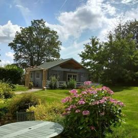 Cosy Log Cabin in Llanfoist village, hotell sihtkohas Abergavenny