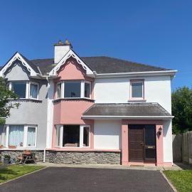 Convenient spacious 3 bedroom home in Kenmare town, hotel sa Kenmare