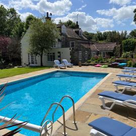 The Exclusive 6 bedroom Farm House, Markington incl heated pool and The Richmond Hill one bedroom Cottage, Hotel in Ingerthorpe