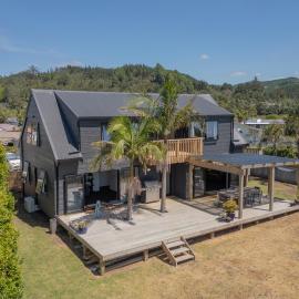 Spacious Family Getaway - Whangamata Holiday Home, hotel in Whangamata