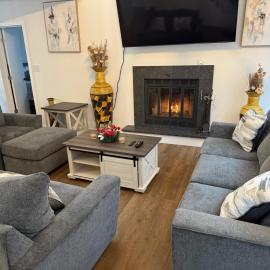 POCONOS everything close to Luxury vacational home in the heart of poconos with 3 outdoor pools for the public of the Tobyhanna community、Tobyhannaのホテル