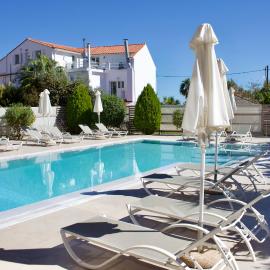 Notos Luxury Studios, hotel in Kateliós