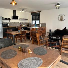 Paisible MAISON familiale - 4 Chambres - 2 SDB - terrasse et jardin - parking privé - Limoges, hotel u gradu Limož