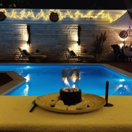 Villa Maria Lagonissi - Private Villa upstairs with exclusive access to pool & outside areas, hotel in Kalívia Thorikoú