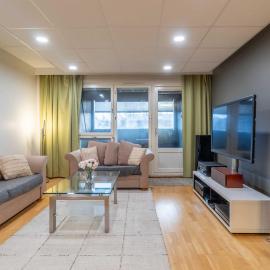 Only 9 mins from the airport 74,5 m2 apartment with free parking & beds for 7