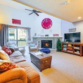 Walk to Mt Snow: Cozy West Dover Condo: West Dover şehrinde bir otel