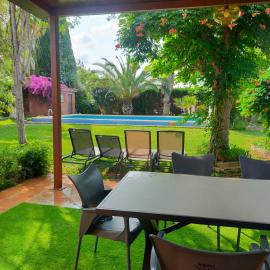 Precioso chalet próximo a Sevilla con jardín y piscina privada 8 personas Wifi gratis 2 salones 4 dormitorios 2 baños, хотел в Consolación