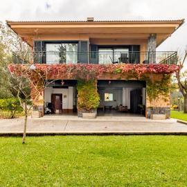 Ca La Iaia – Casa con piscina y jardín、ジローナのホテル
