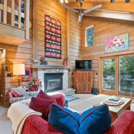 A Little House in the Woods by Simple Life Rentals, Hotel in Ellison Bay