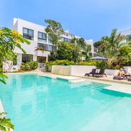 Tropical Bliss Apartments 3 Pools Rooftop Lounge and Gym, ξενοδοχείο σε Akumal
