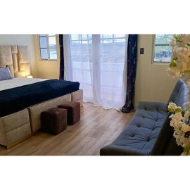 Luxury suite with ocean view and private balcony in San Cristóbal, King Bed, Kitchen, AC, WiFi, HotWater,1Bath - Arena - Galápagos Home, khách sạn ở Puerto Baquerizo Moreno