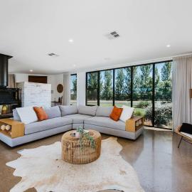 The Wine Manor - Lavish Poolside Living