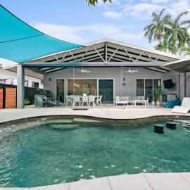 A Sumptuous Poolside Family Oasis at Gardens Villa, hotel i Darwin