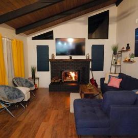 Beautiful Renovated Cozy Forest Home with Hot Tub in Crestline, hotell i Crestline