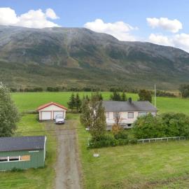 Flott enebolig nær naturen, Hotel in Lyngen