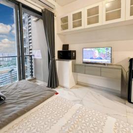 Cozy Studio Skyhouse Apt near ICE BSD with pool & Gym by 2ndHome, hotel di Cilenggang